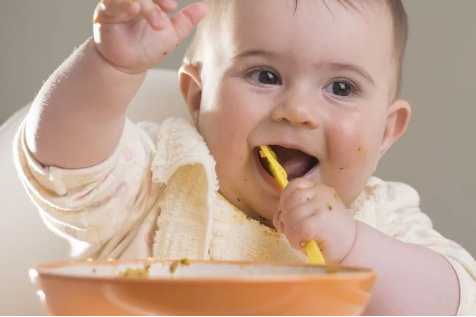 дитина дивиться мультики під час їжі