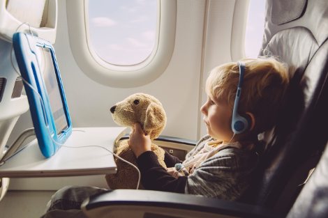 сім’я з дітьми подорожує літаком
