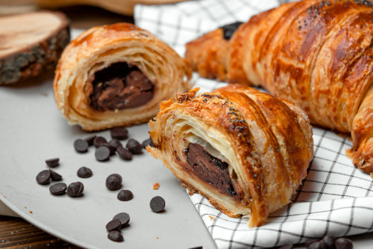 Французький круасан із шоколадом
 | ©freepik.com| tviyden.com
