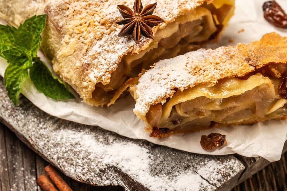 Осінній штрудель із яблуками та корицею на дерев’яній дошці | ©shuba.life| tviyden.com