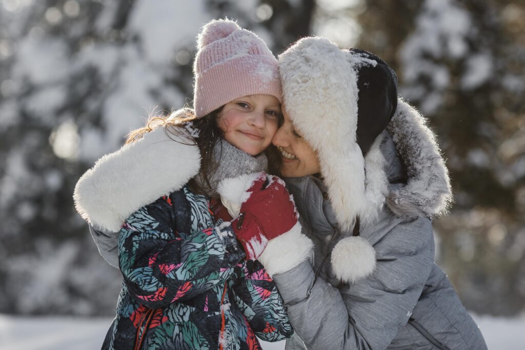 мама з дитиною на зимовій прогулянці |©fr eepik.com| tviyden.com