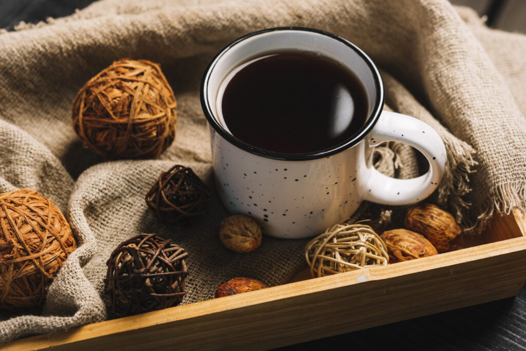 Чашка кави з корицею та шоколадом на столі | ©freepik.com| tviyden.com
