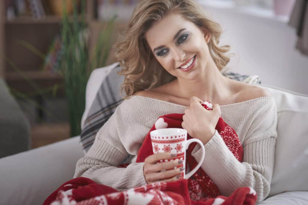 жінка відпочиває з чаєм перед святами, турбота про імунітет| ©freepik.com| tviyden.com