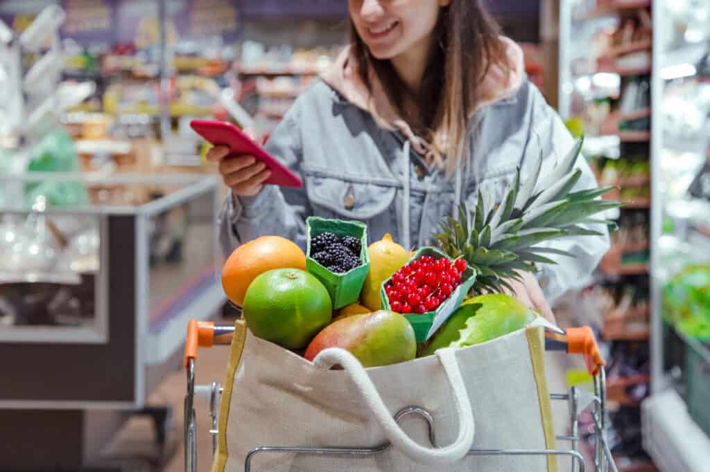 Жінка після роботи купує продукти в супермаркеті |©freepik.com| tviyden.com