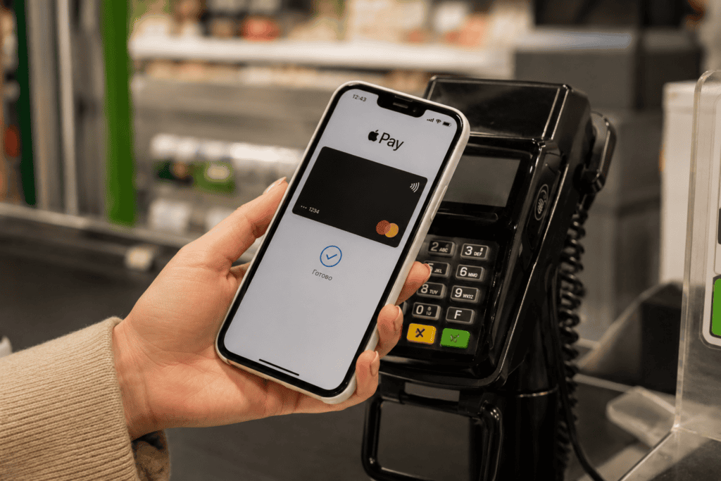 безпечні цифрові платежі смартфоном через Apple Pay та Google Pay біля термінала
| tviyden.com