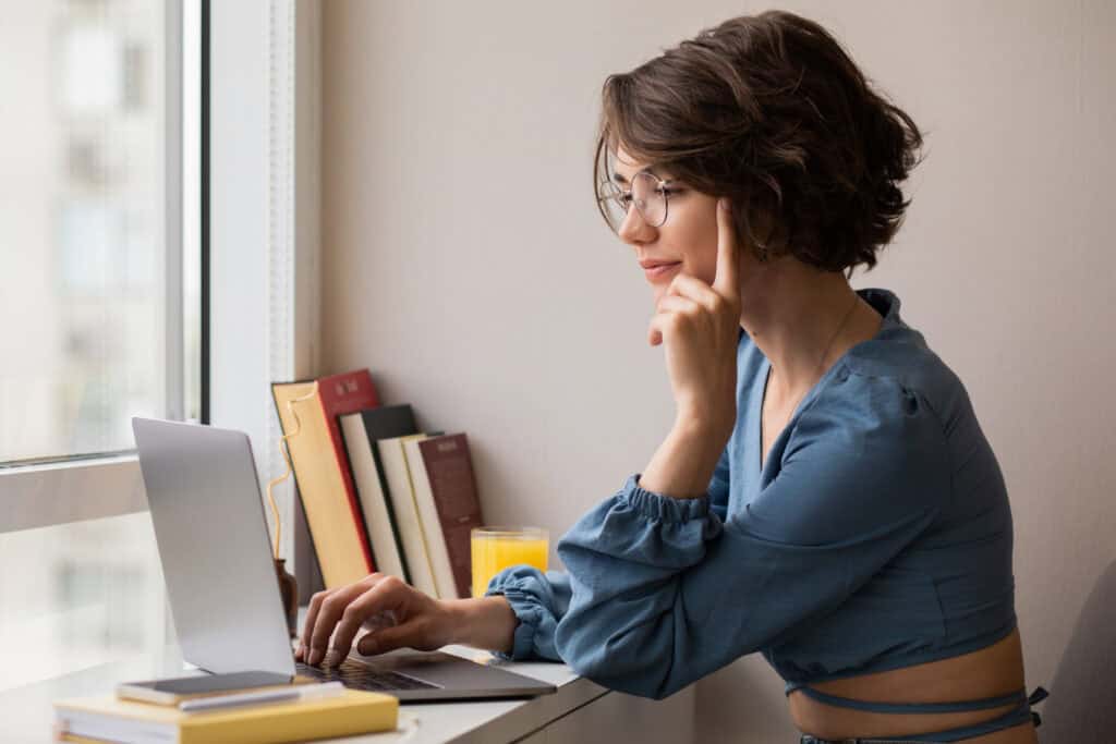 жінка працює за ноутбуком вдома, розвиток soft skills для кар’єри та професійного зростання |©freepik.com| tviyden.com